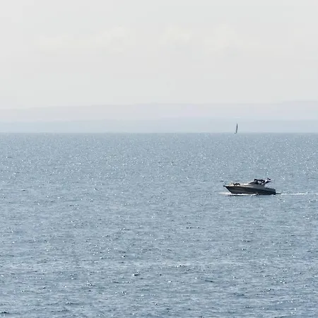 Prua Sul Mare Aci Castello