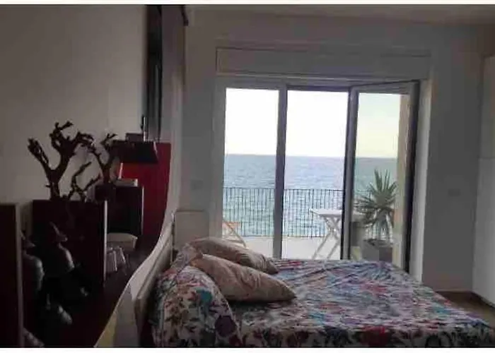 Prua Sul Mare Aci Castello