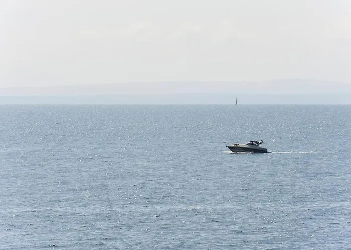 Prua Sul Mare Aci Castello