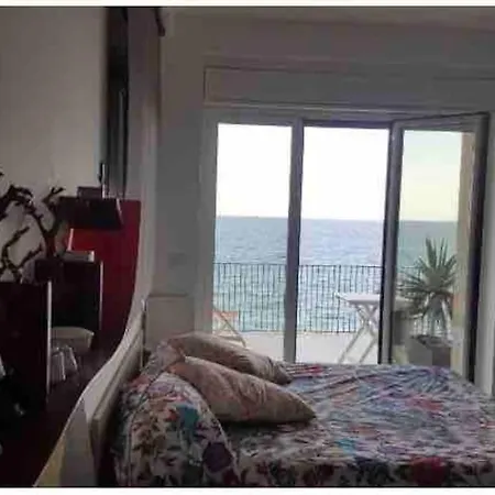 Prua Sul Mare Aci Castello